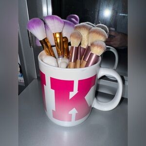 3 makeup brush sets wit pink jar.